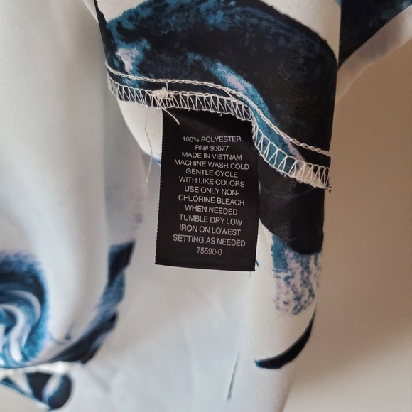 Flowy Blue Floral Blouse - Picture 4 of 6